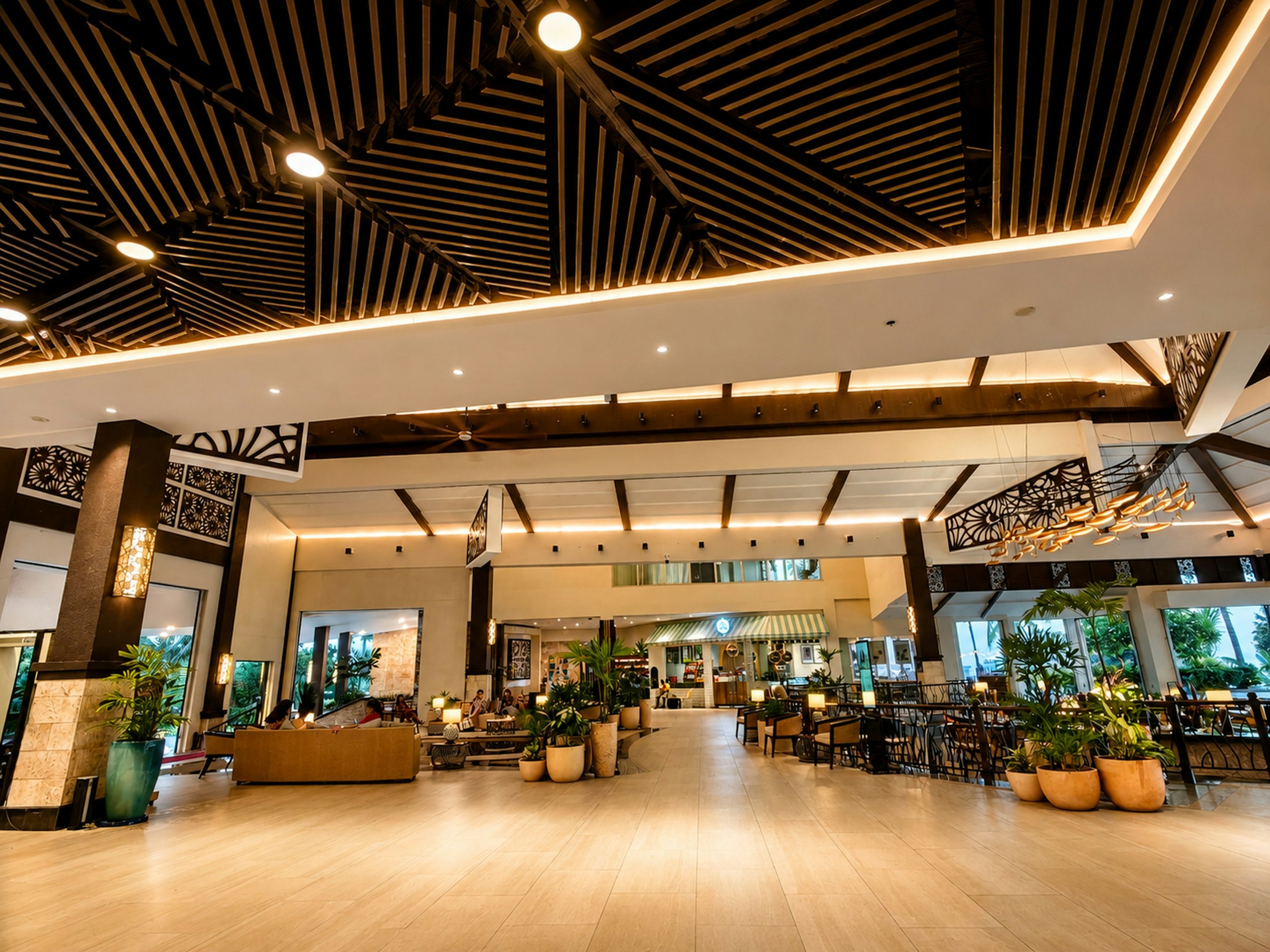 采光充足并带有自然植物的酒店公共空间